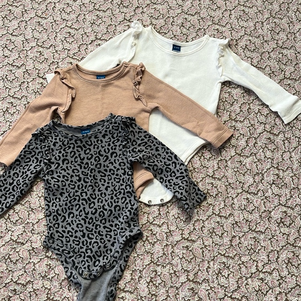 OLD NAVY 3 pack of long sleeve onesies all size 12-18 months